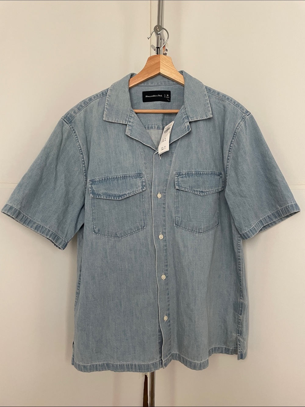 Men’s Abercrombie & Fitch button up short sleeve shirt. Size Medium. NWT